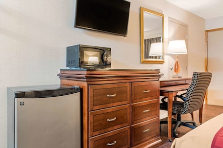 Escritorio, cortinas blackout, wifi gratis y ropa de cama . Econo Lodge Holland - Toledo