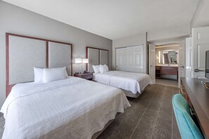Ropa de cama de alta calidad y caja de seguridad en la habitación 