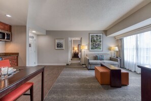 Suite, 2 slaapkamers, niet-roken, 2 badkamers (1 King or 2 Queen Beds) | Woonruimte | Flatscreentelevisie en betaalfilms