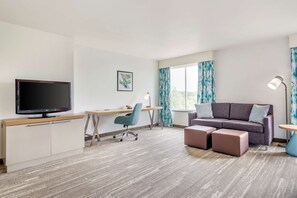 Room | Peti besi dalam bilik, meja, seterika/papan seterika 