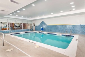 Una piscina cubierta