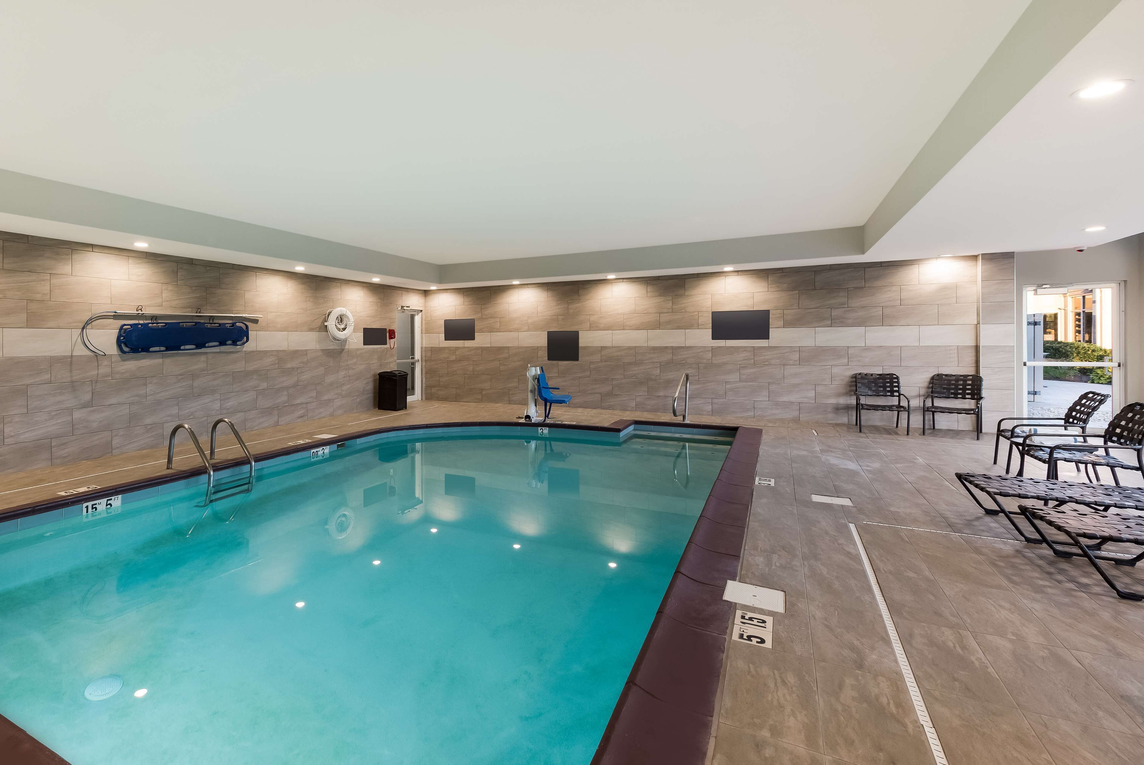 indoor pool, open 7 am to 10:00 pm, pool loungers