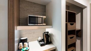 Escritorio, espacio para trabajar con laptop y cortinas blackout