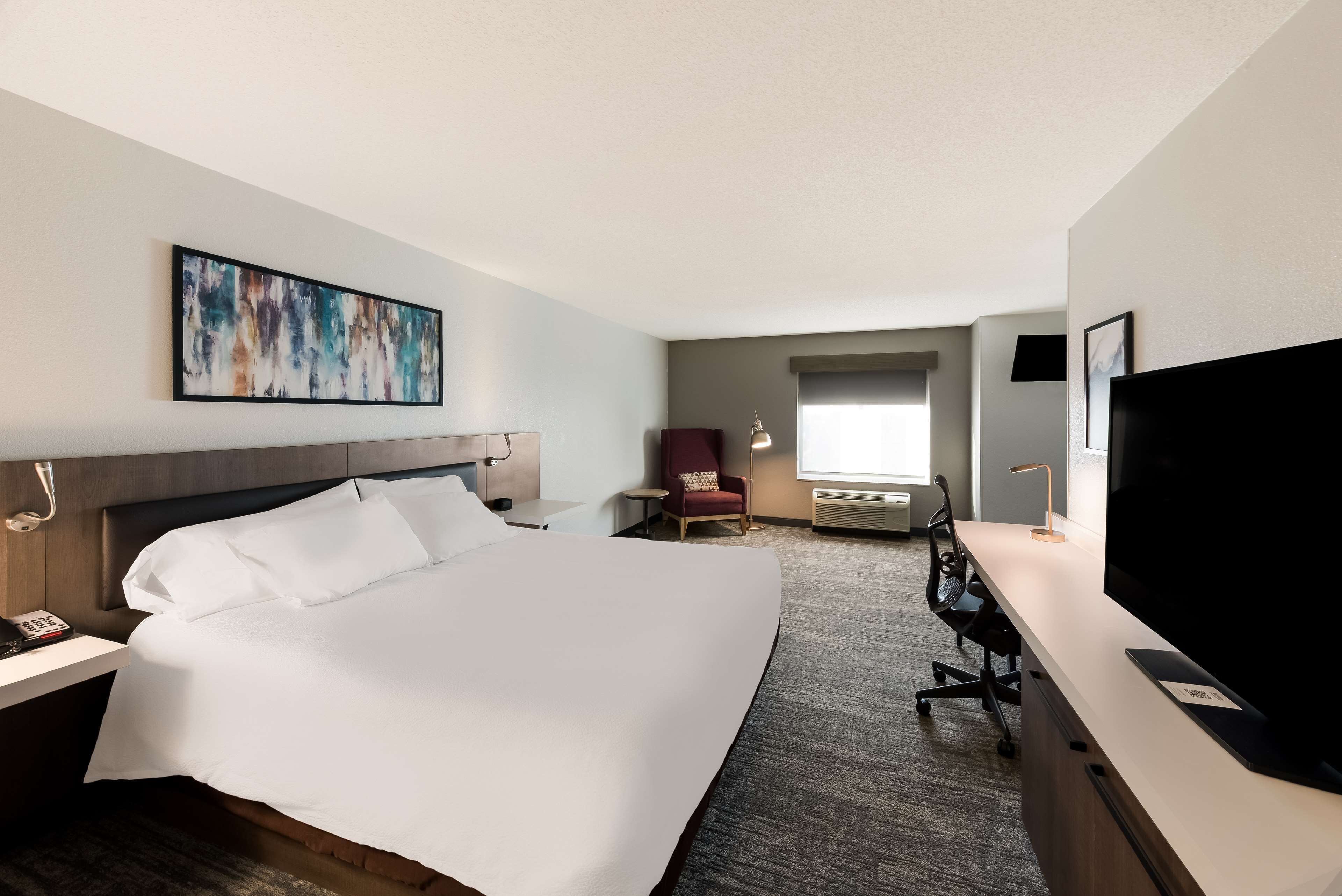 Rom – standard, 1 kingsize-seng | Skrivebord, skrivebord for bærbar PC og blendingsgardiner