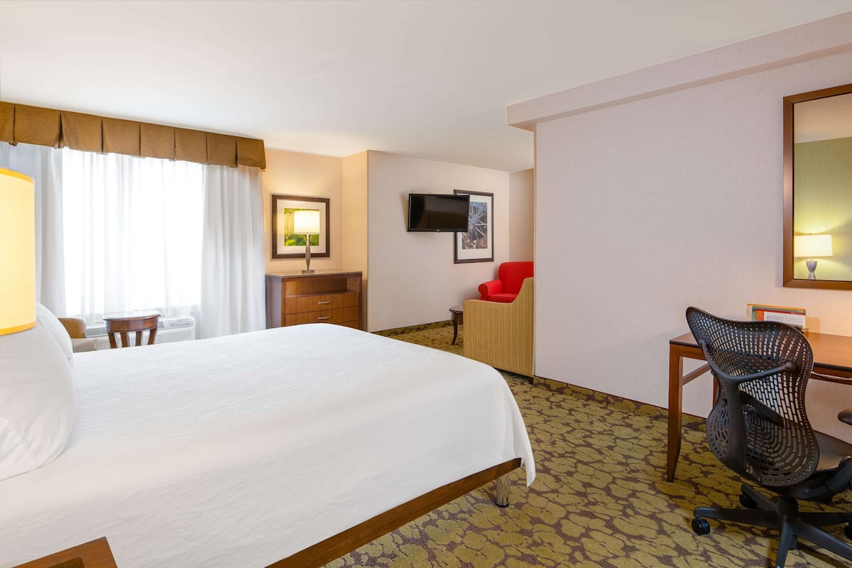 Junior Suite, 1 King Bed | In-room safe, desk, laptop workspace, iron/ironing board
