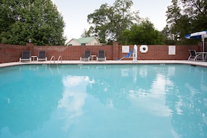Piscine extérieure, parasols de plage, chaises longues