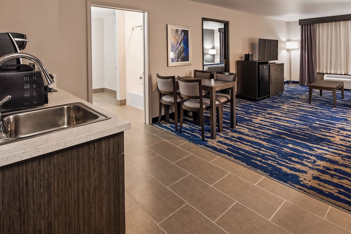 Suite, 1 Bedroom | Egyptian cotton sheets, premium bedding, down comforters