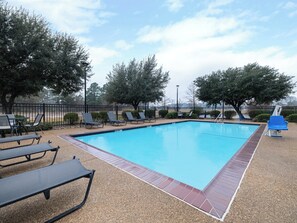 Una piscina al aire libre de temporada