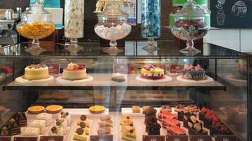 Una vitrina de panadería con diversos pasteles y dulces.