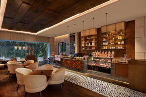2 restaurants, breakfast served
