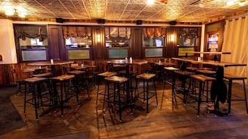 Frokost, lunsj og middag serveres, amerikanske retter, uteservering