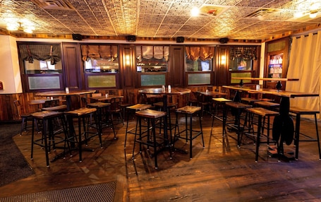 供应早餐、午餐和晚餐,美洲菜,室外就餐