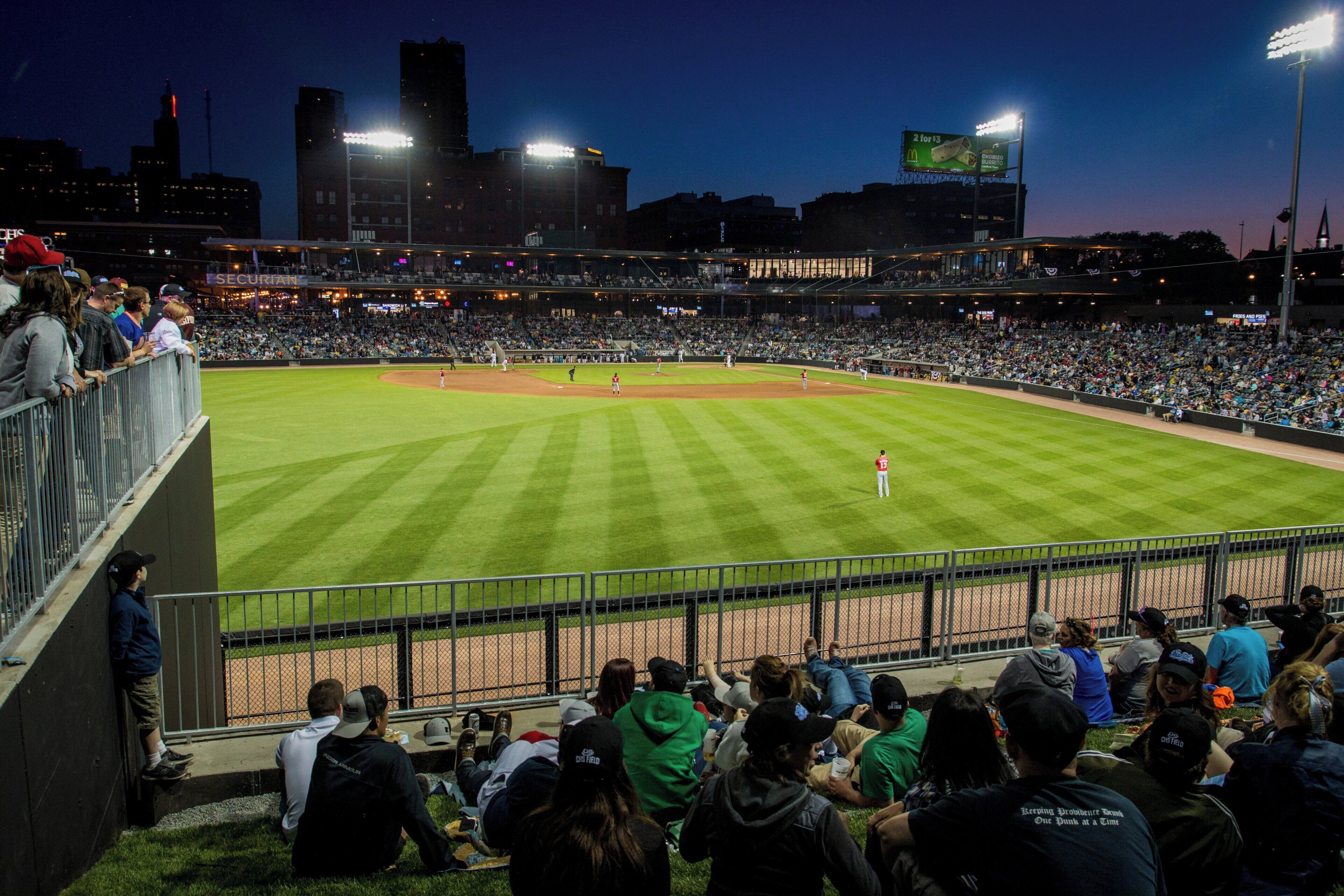 Un estadio de béisbol con una amplia zona de asientos y un campo en perfecto estado.