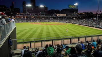 Un estadio de béisbol con una amplia zona de asientos y un campo en perfecto estado.