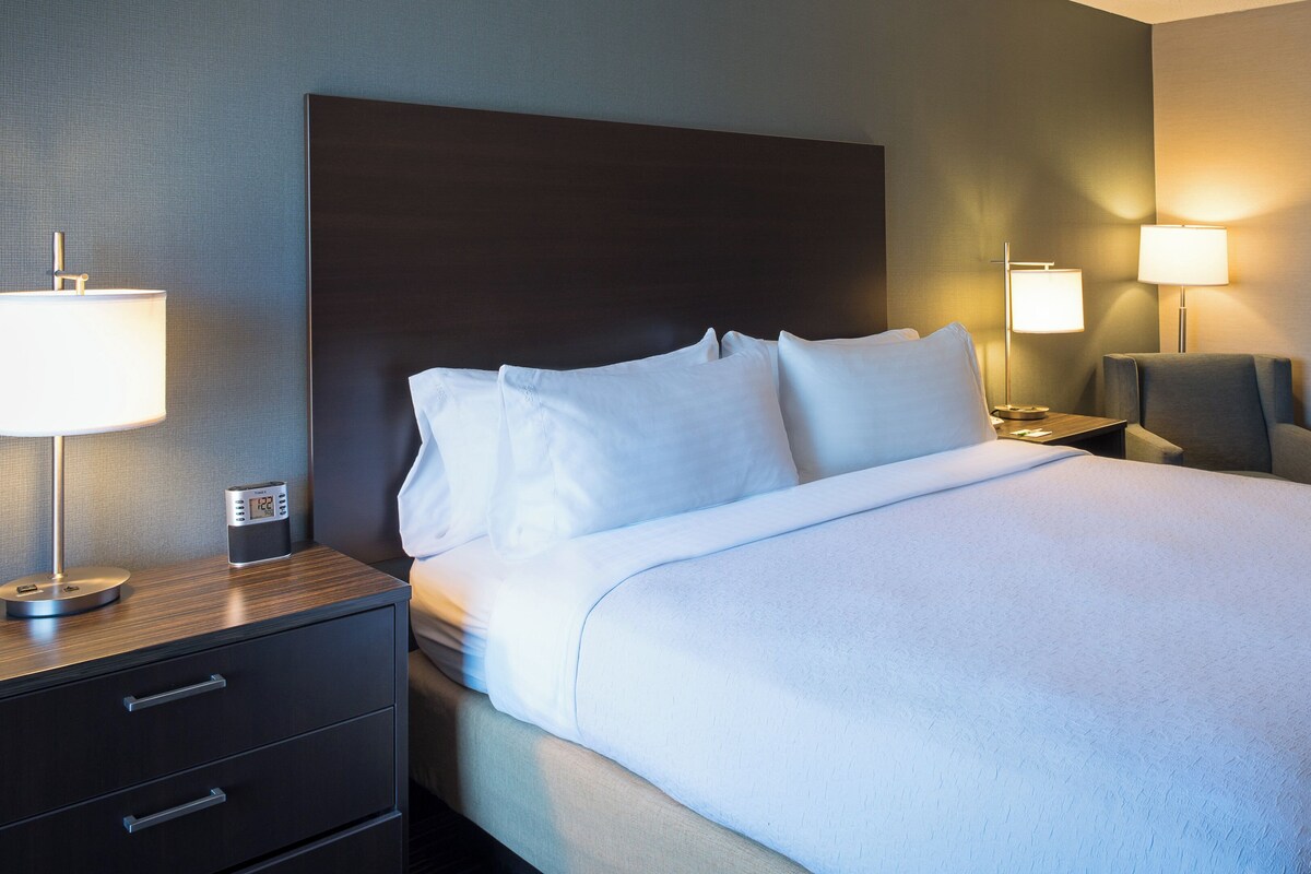Camas con pillow-top, escritorio y cortinas blackout 