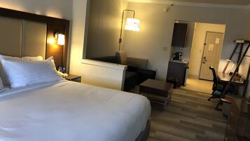 Suite, 1 très grand lit et 1 canapé-lit | Coffre-fort, bureau, système d’insonorisation, fer et planche à repasser