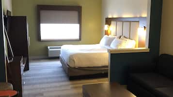 套房, 1 張特大雙人床和 1 張沙發床, 無障礙 (Comm, Low Floor) | 客房內保險箱、書桌、隔音、熨斗/熨衣板