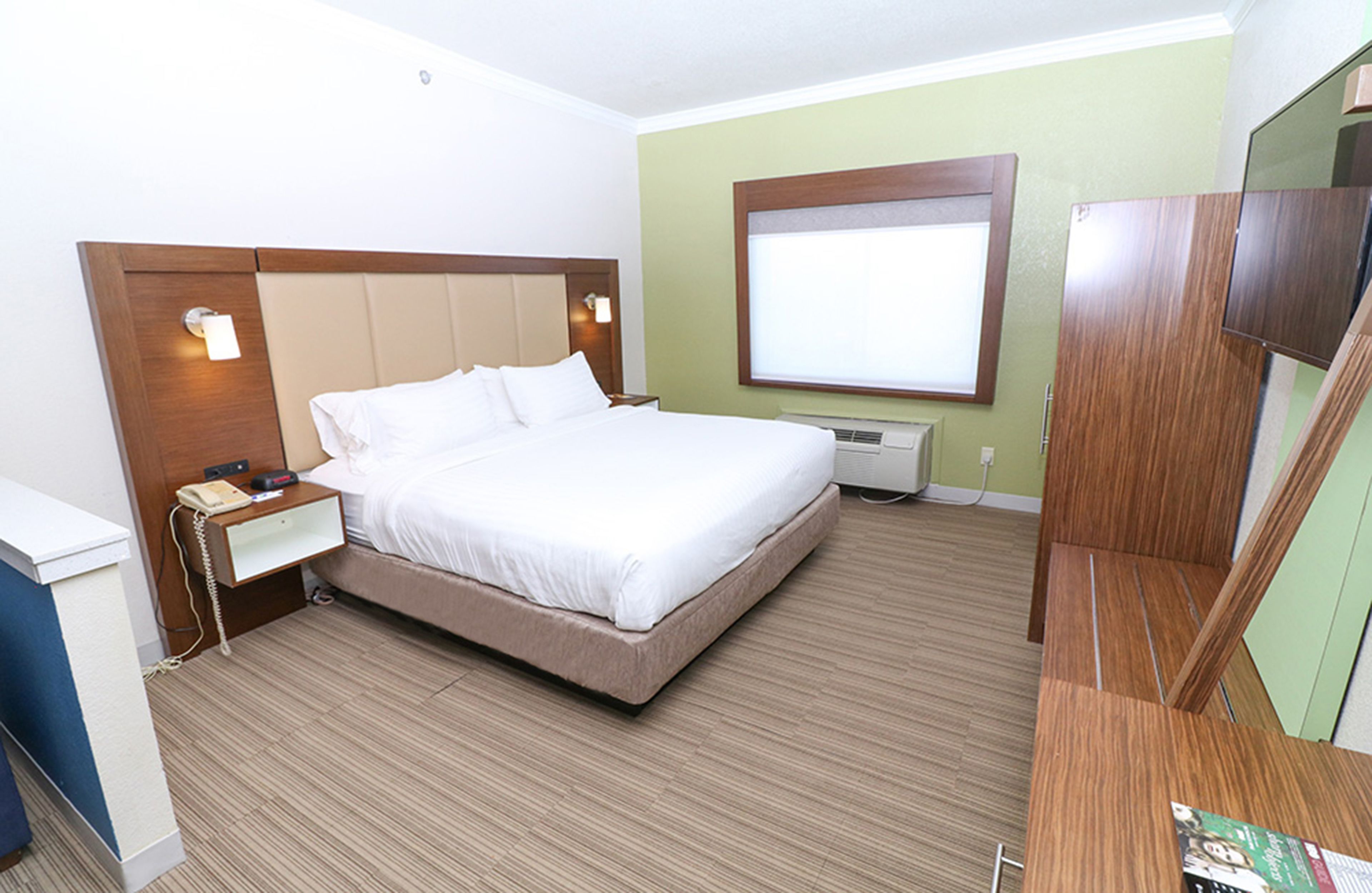 Habitación estándar, 2 camas Queen size, con acceso para personas discapacitadas (Communications) | Caja de seguridad en la habitación, escritorio y insonorización 