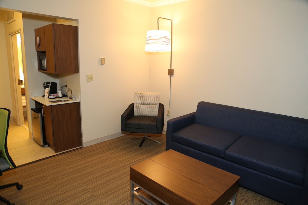 suite, 1 bedroom (whirlpool) | living area | led tv