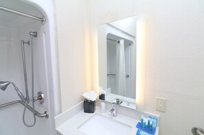 Standardzimmer, 2 Queen-Betten, rollstuhlgeeignete Dusche (Mobil, Roll Shwr) | Badezimmer | Duschwanne, kostenlose Toilettenartikel, Haartrockner, Handtücher
