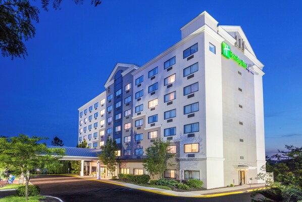 A multi-story hotel with a prominent green sign indicating it's a Holiday Inn Express. -  Holiday Inn Express Hauppauge-Long Island (Hauppauge)