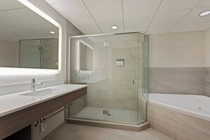 Suite, 1 slaapkamer | Badkamer | Gratis toiletartikelen, een haardroger, handdoeken, zeep