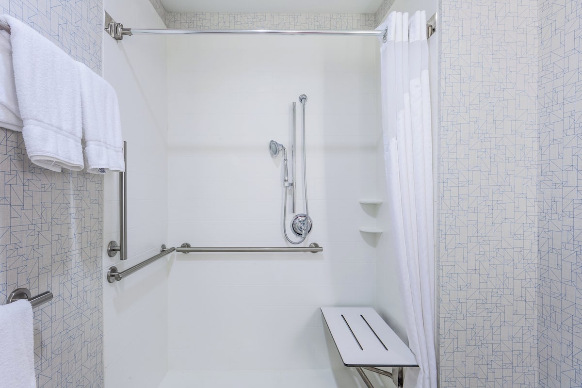 Amenidades de baño gratuitas, secadora de cabello, toallas, jabón