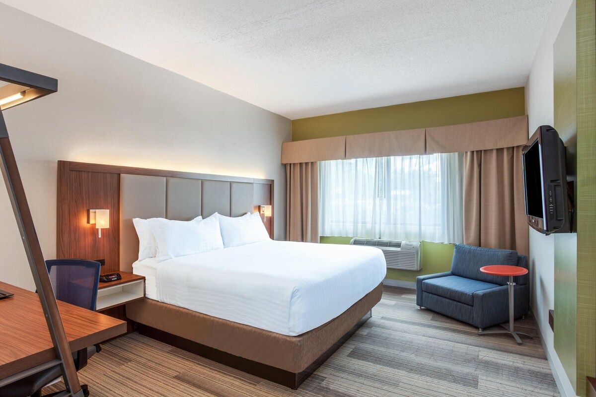 In-room safe, desk, laptop workspace, blackout curtains