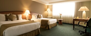 Escritorio, cortinas blackout y tabla de planchar con plancha 