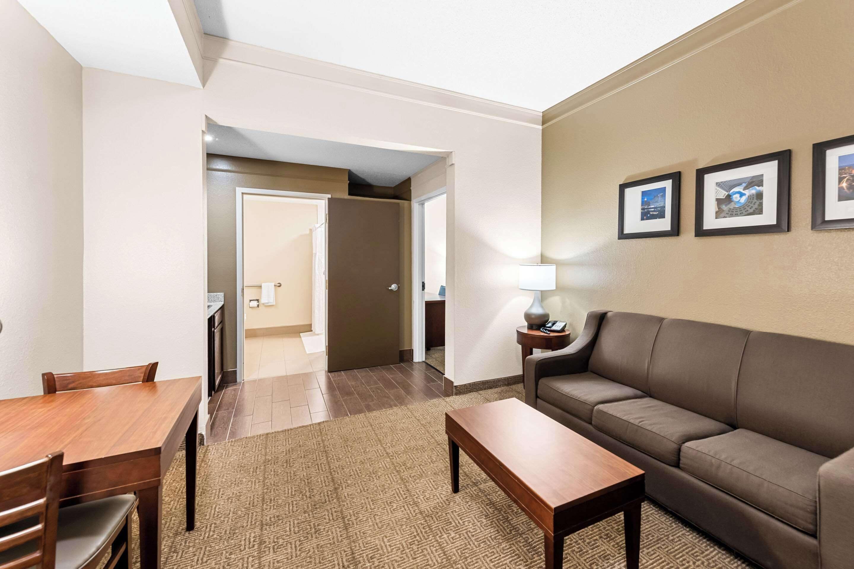 Room, 1 King Bed, Accessible, Non Smoking | Premium bedding, down duvets, in-room safe, desk