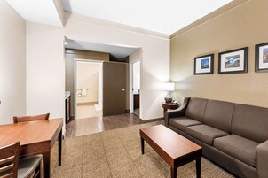 客房, 1 张特大床, 无障碍, 无烟房 | 高档床上用品、羽绒被、客房内保险箱、办公桌