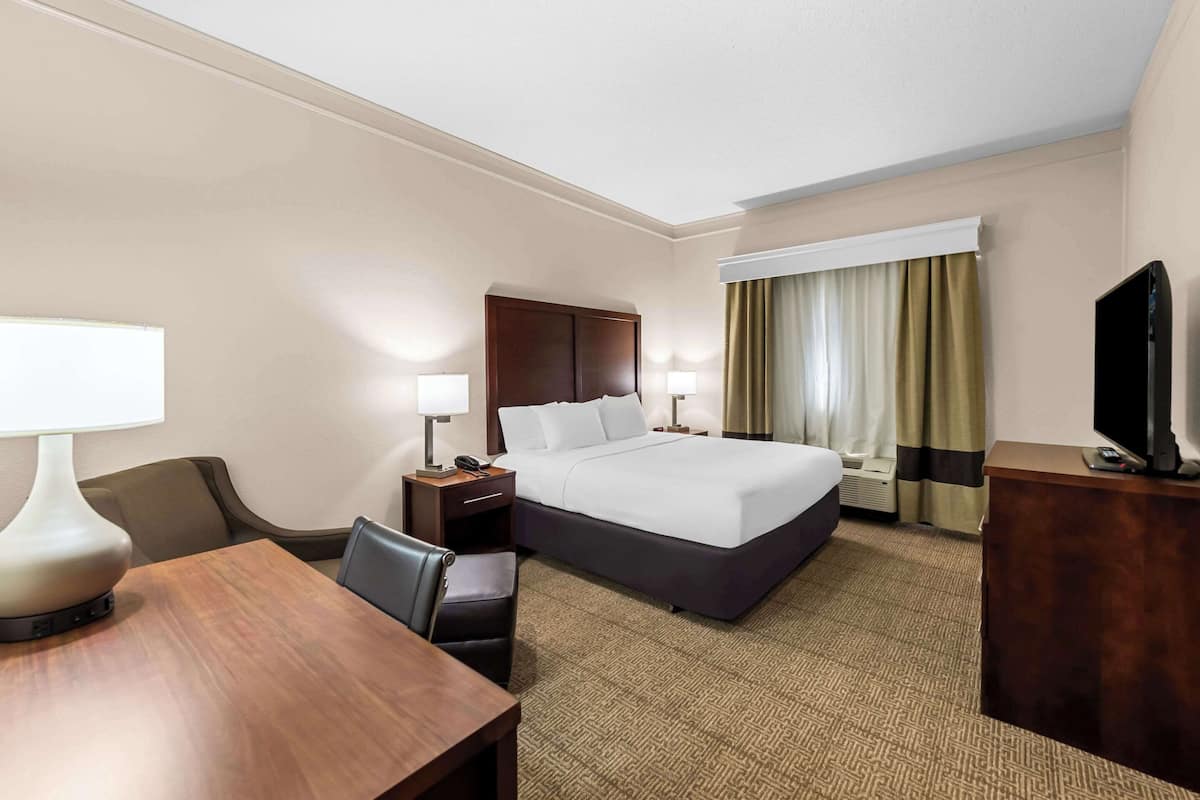客房, 1 張特大雙人床, 無障礙, 非吸煙房 | 高級寢具、羽絨被、客房內保險箱、書桌