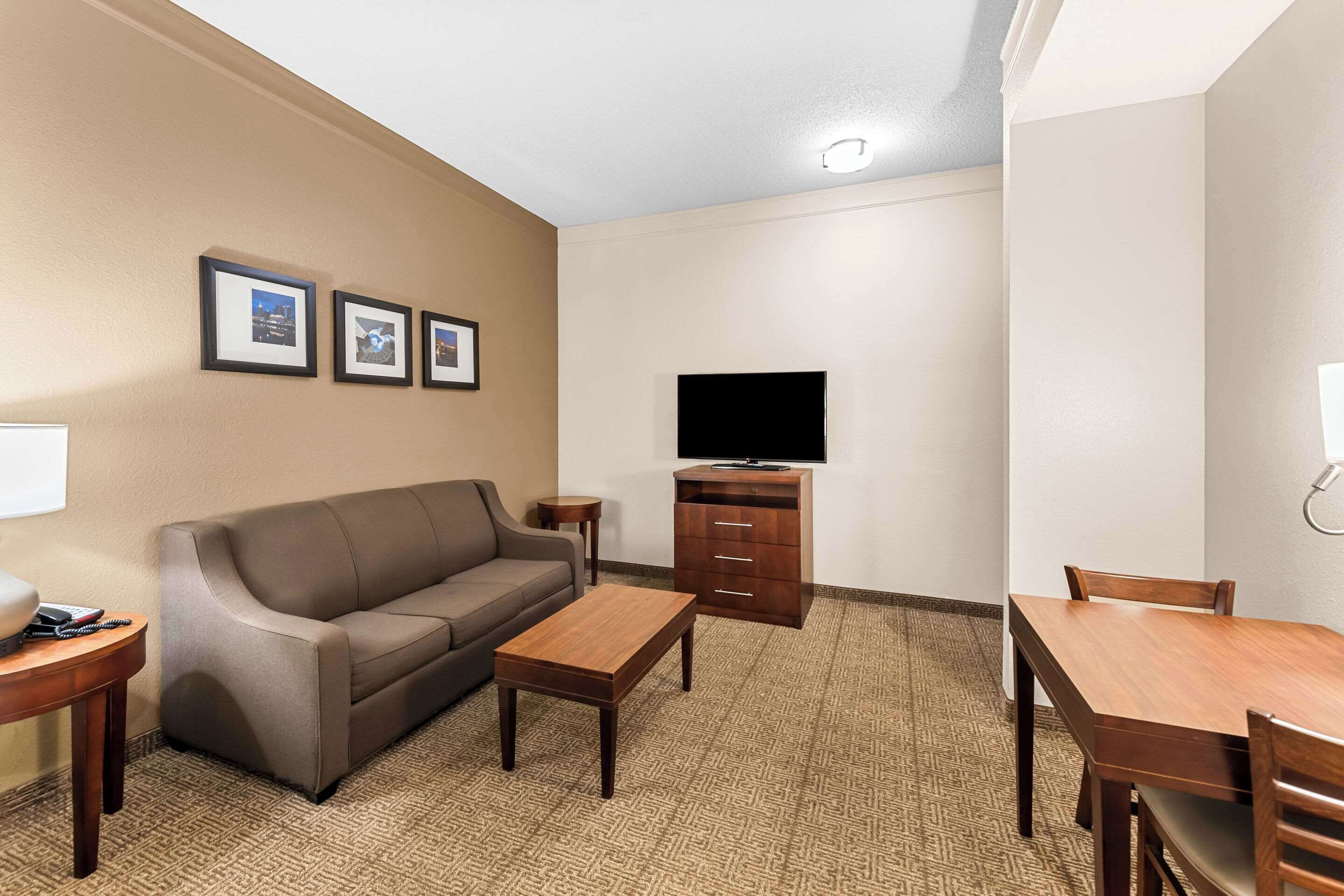 room, 1 king bed, accessible, non smoking | premium bedding, down duvets, in-room safe, desk