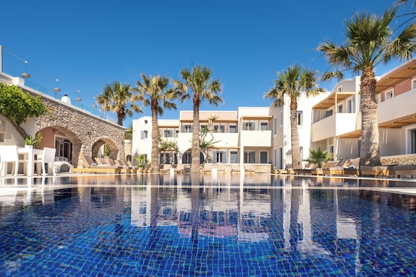 Piscina externa sazonal, guarda-sóis, espreguiçadeiras
