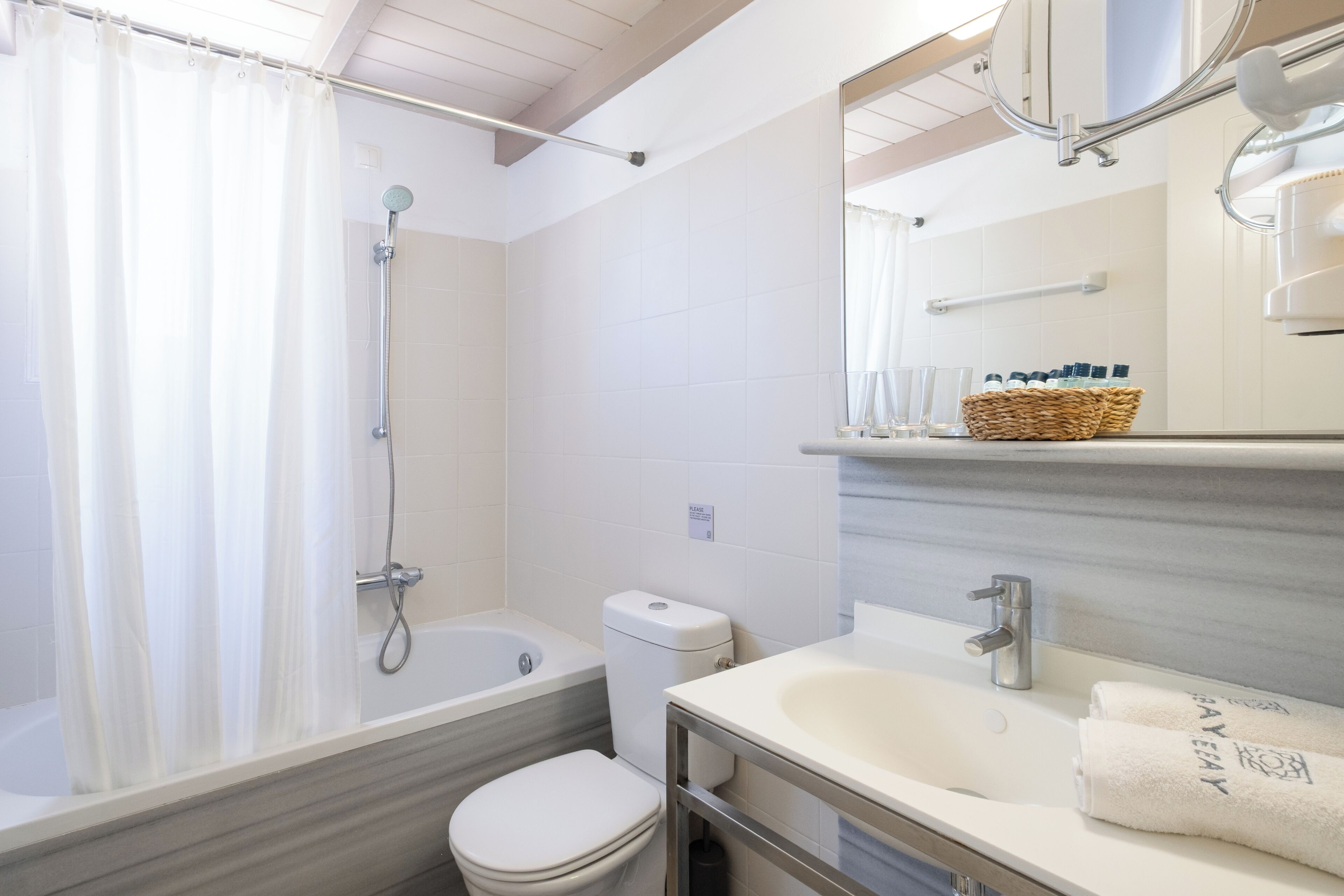 Family Room | Bathroom | Bathtub, eco-friendly toiletries, hair dryer, towels