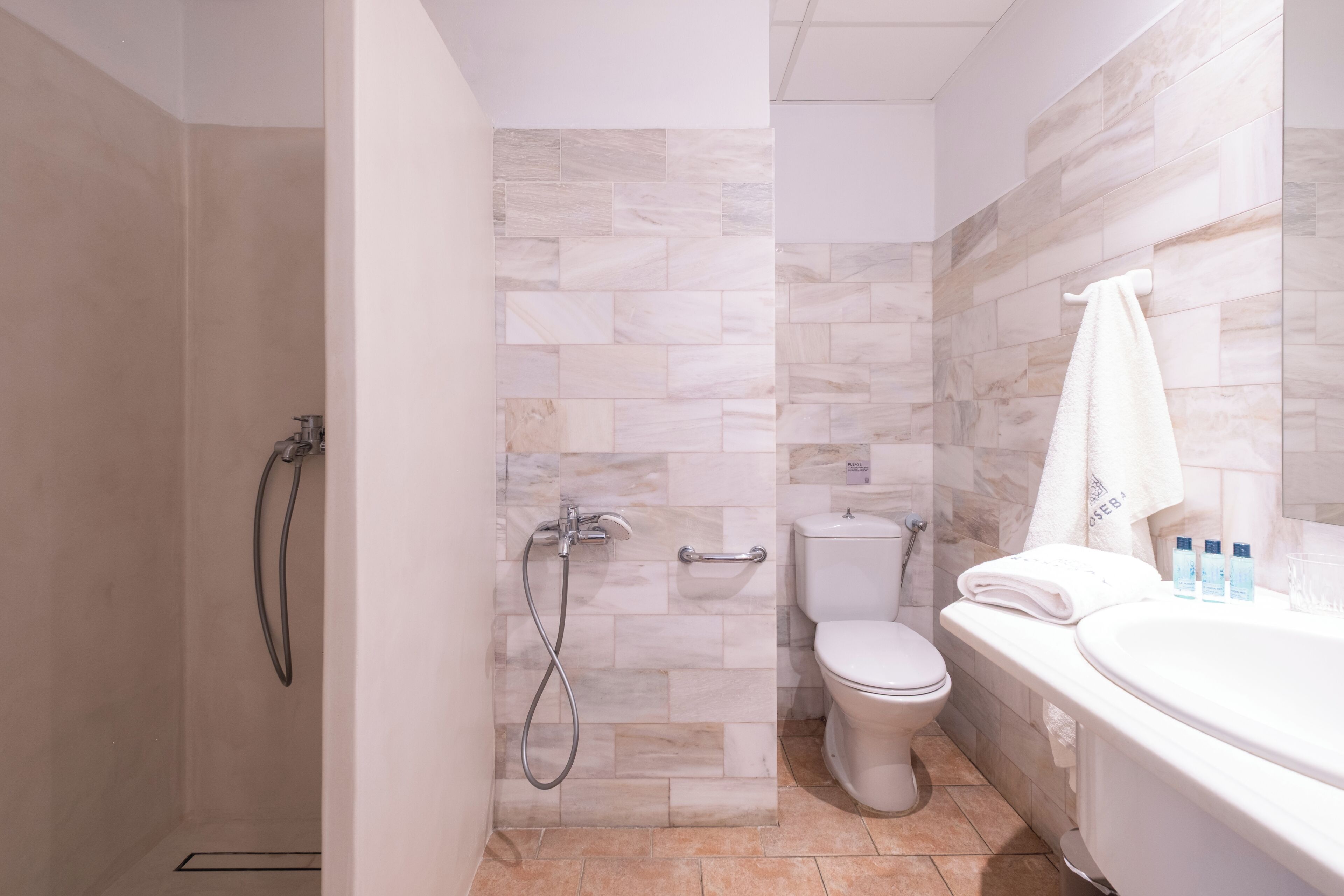 Chambre familiale | Salle de bain | Baignoire, articles de toilette écologiques, séchoir à cheveux