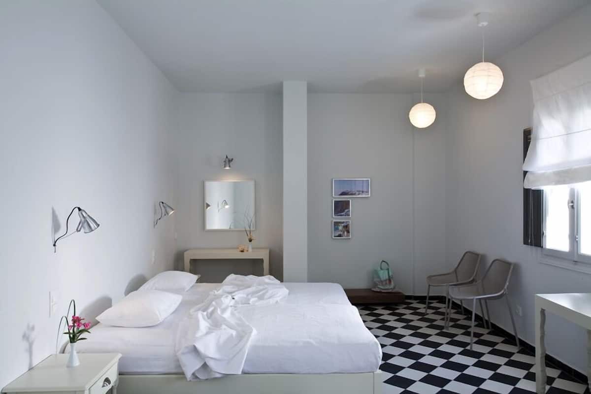 Premium bedding, in-room safe, individually decorated