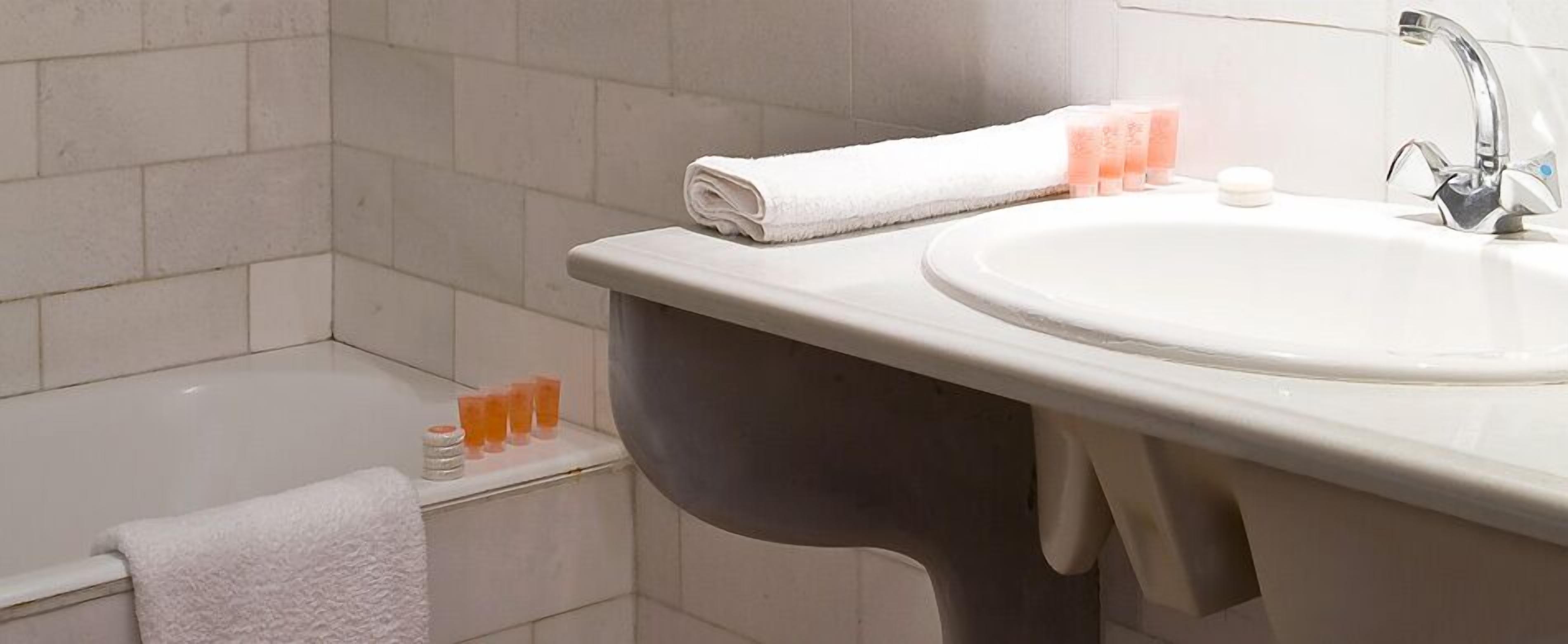 standard room | bathroom | bathtub, eco-friendly toiletries, hair dryer, towels