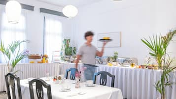 Free daily buffet breakfast