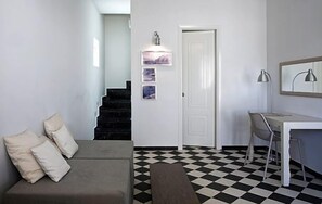 Habitación triple | Zona de estar | Televisión de 14 pulgadas con canales por satélite