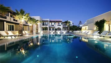 Piscine extérieure (ouverte en saison), parasols de plage