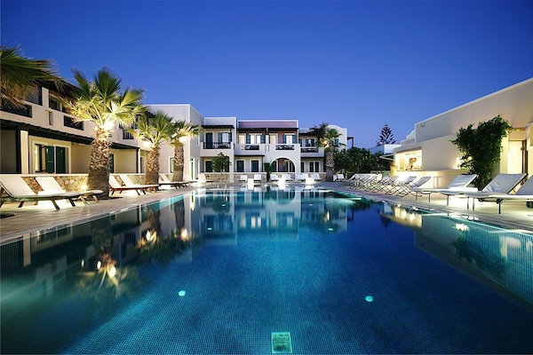 Alberca al aire libre por temporada y sombrillas en la alberca