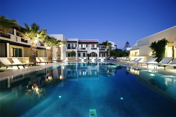 Piscine extérieure (ouverte en saison), parasols de plage