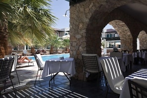 Lunch served, pool views