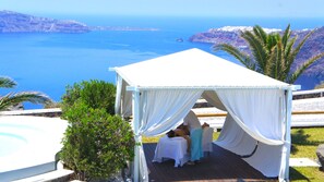 Outdoor treatment areas, manicures and pedicures, massages - Pantheon Villas (Santorini)