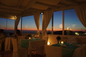 Dinner served, international cuisine, pool views