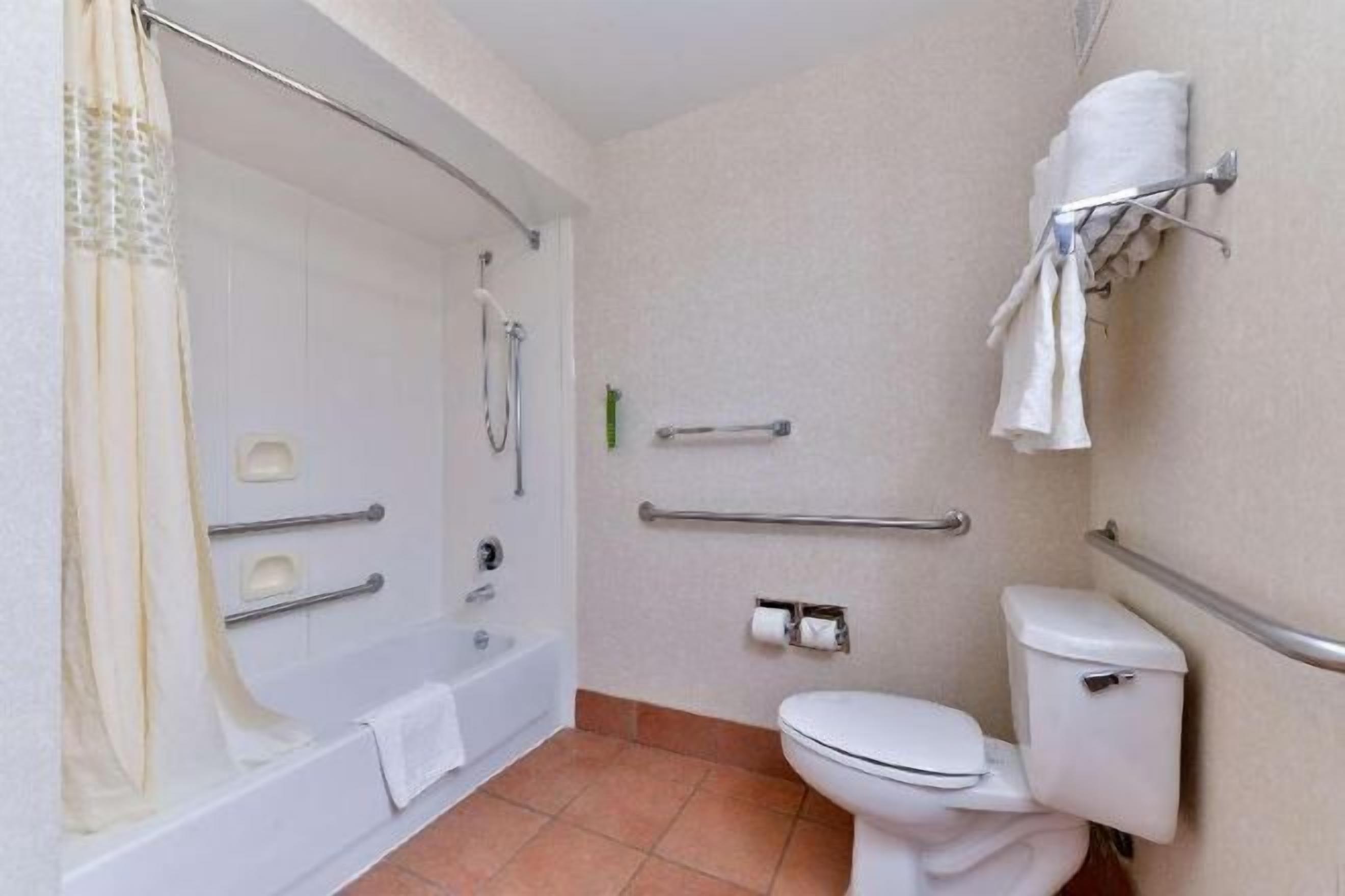 Bathroom | Shower, hydromassage showerhead, free toiletries, hair dryer