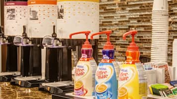 Uma estação de café com vários dosadores e garrafas de Nestle Coffee-Mate em diferentes sabores.