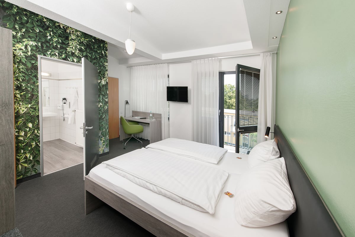 Standard Double Room | Desk, soundproofing, iron/ironing board (on request), WiFi (free)