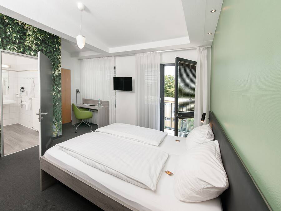 Standaard tweepersoonskamer | Een bureau, geluiddichte muren, een strijkplank/strijkijzer, gratis wifi